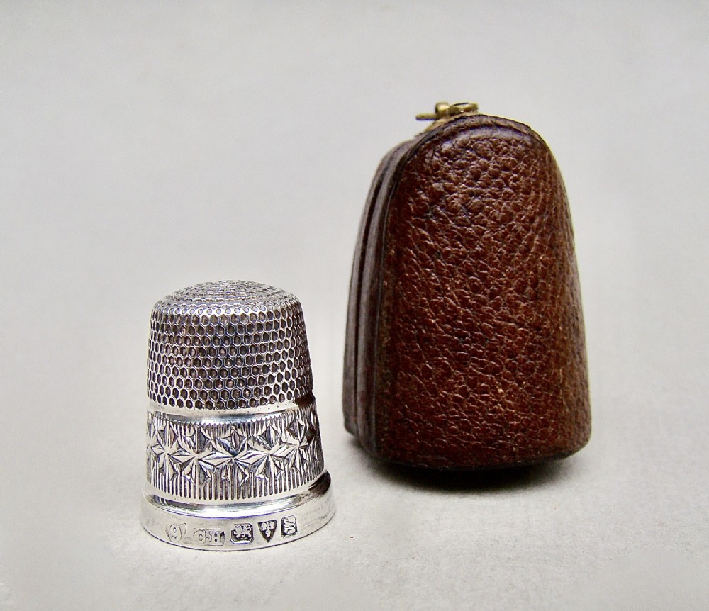 DELIGHTFUL CASED GEORGE V SILVER THIMBLE BY CHARLES HORNER, CHESTER 1922 View II
