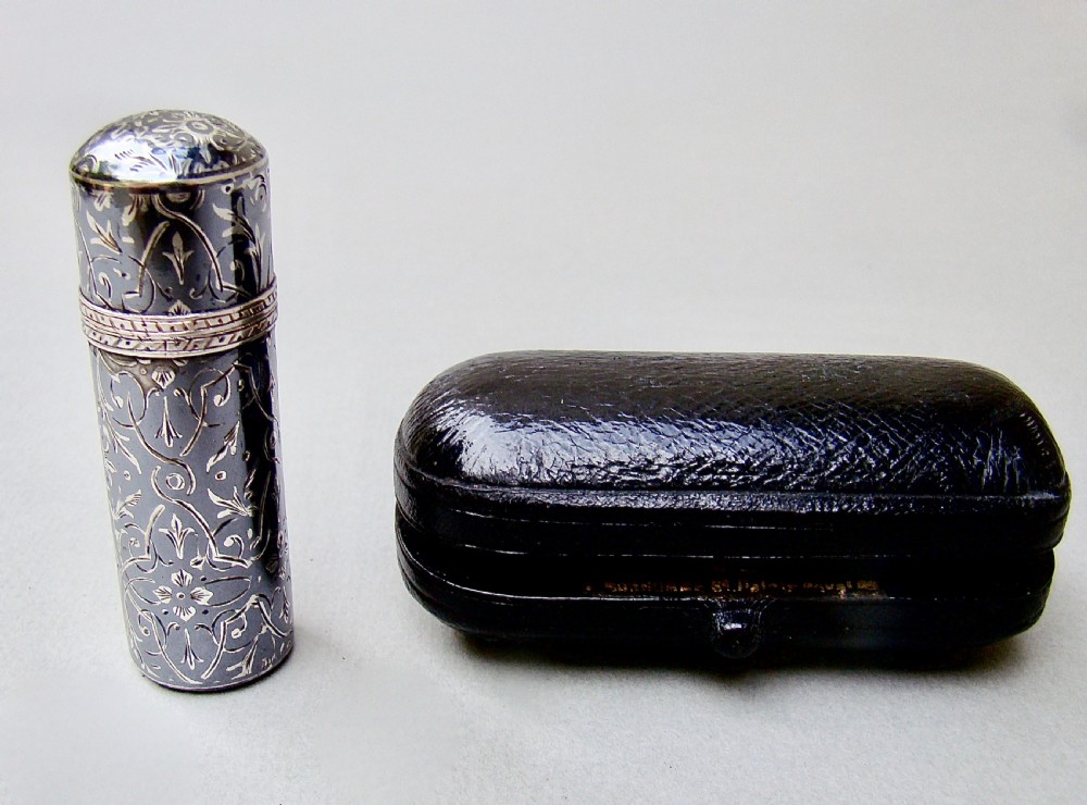 VERY RARE FRENCH PALAIS ROYAL NIELLO SILVER CASED SCENT BOTTLE, CIRCA 1870 View III