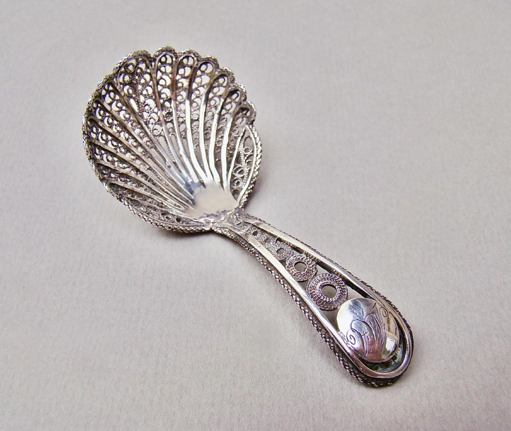 FINE GEORGIAN SILVER FILIGREE CADDY SPOON, CIRCA 1800