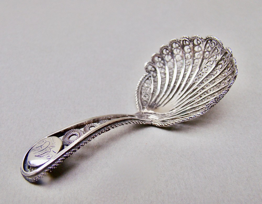 FINE GEORGIAN SILVER FILIGREE CADDY SPOON, CIRCA 1800 View III