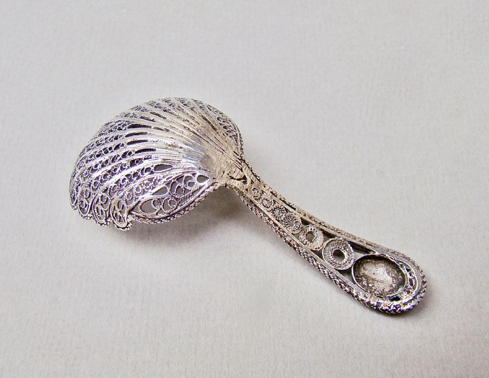 FINE GEORGIAN SILVER FILIGREE CADDY SPOON, CIRCA 1800 View IV