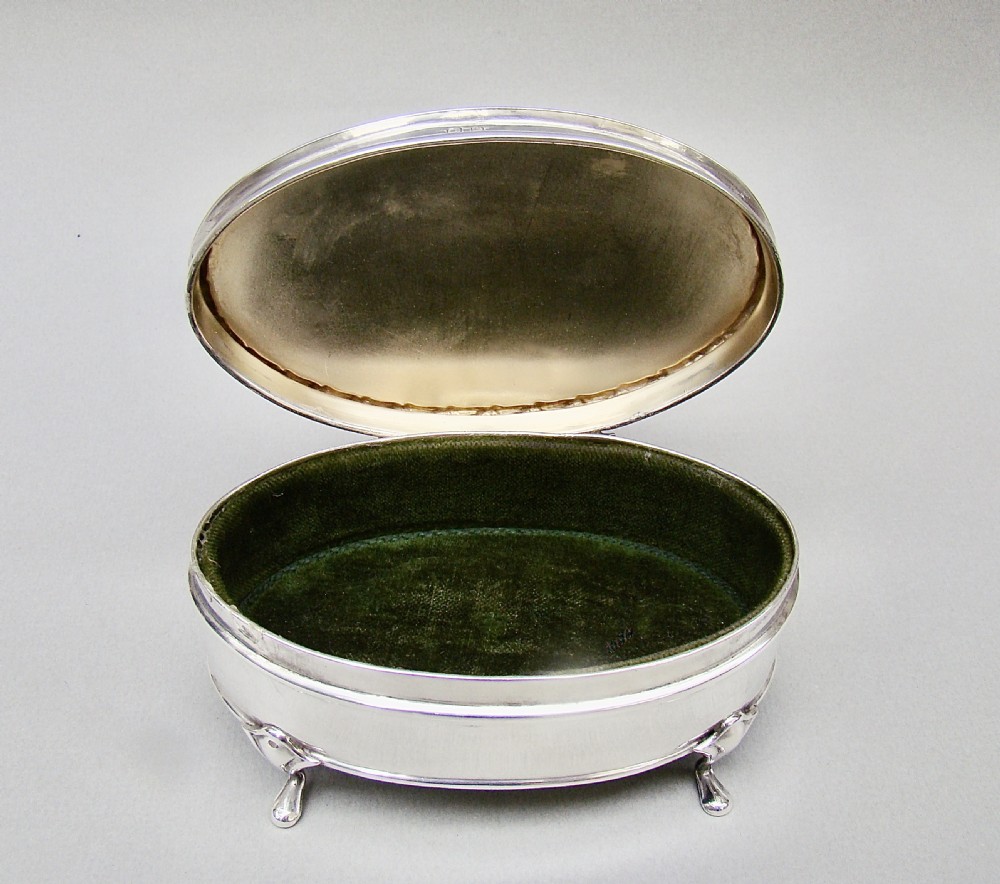 SUPERB GEORGE V SOLID SILVER JEWELLERY BOX BY SYNYER & BEDDOES, BIRMINGHAM 1911 View V