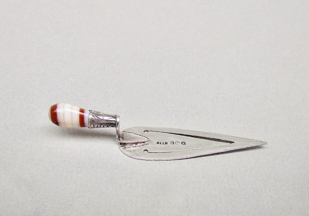 UNUSUAL GEORGE V SILVER AND BANDED AGATE TROWEL BOOKMARK BY ADIE & LOVEKIN, BIRMINGHAM 1925