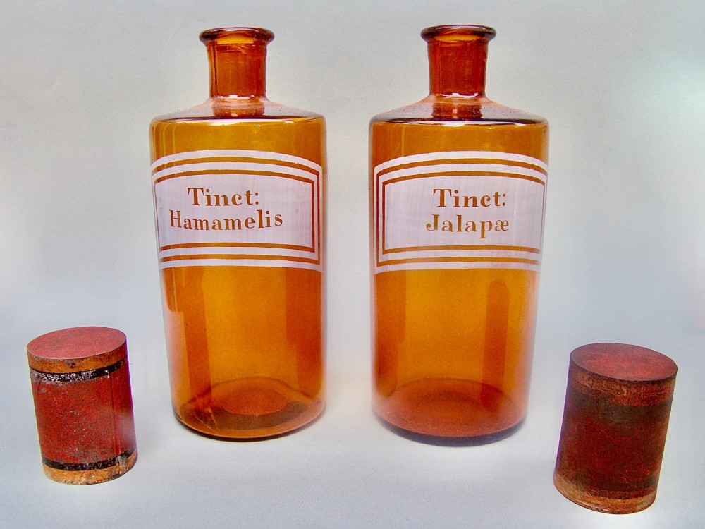 RARE PAIR OF 19TH CENTURY FRENCH ETCHED AMBER GLASS APOTHECARY JARS, CIRCA 1890 View III