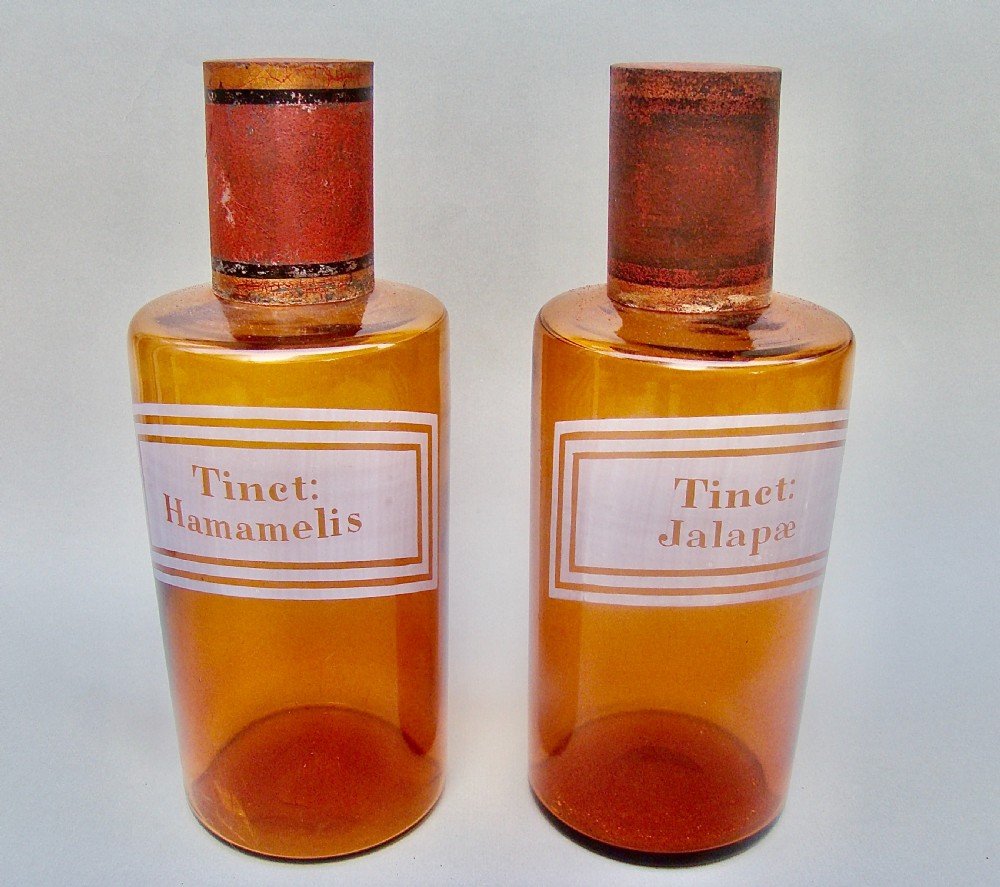 RARE PAIR OF 19TH CENTURY FRENCH ETCHED AMBER GLASS APOTHECARY JARS, CIRCA 1890 View VIII