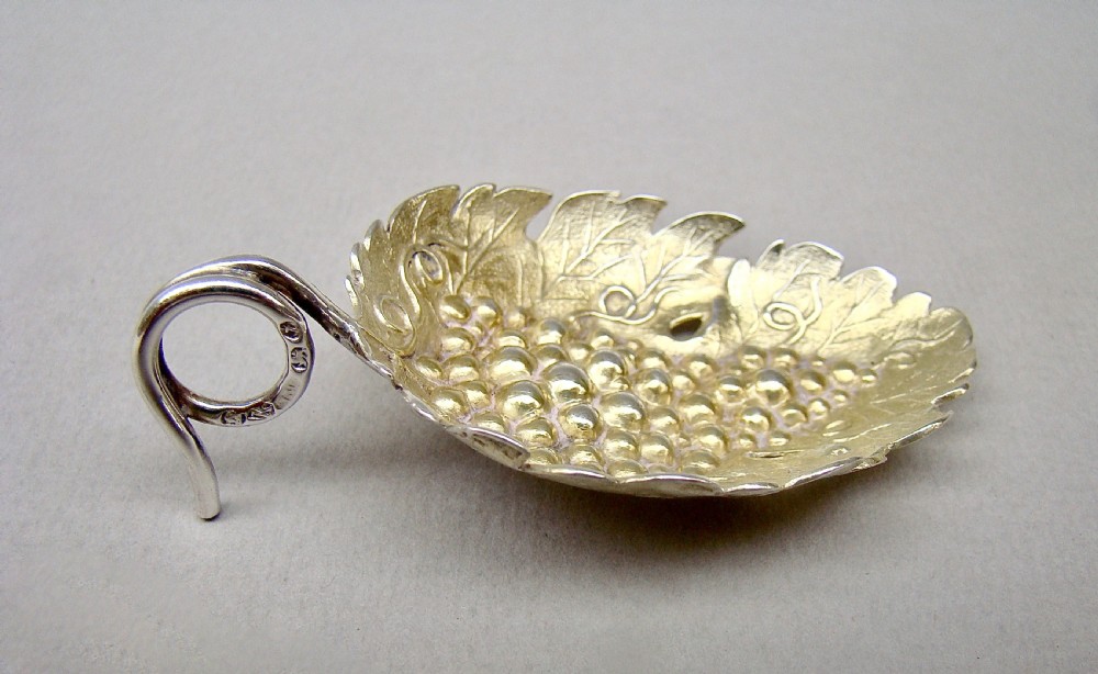 FABULOUS GEORGIAN SILVER-GILT VINE LEAF CADDY SPOON BY JOSEPH WILLMORE, BIRMINGHAM 1808 View II