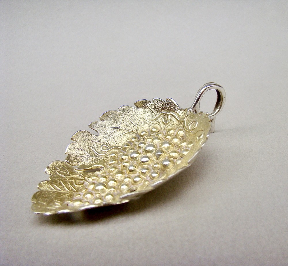 FABULOUS GEORGIAN SILVER-GILT VINE LEAF CADDY SPOON BY JOSEPH WILLMORE, BIRMINGHAM 1808 View III