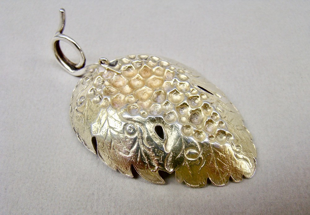 FABULOUS GEORGIAN SILVER-GILT VINE LEAF CADDY SPOON BY JOSEPH WILLMORE, BIRMINGHAM 1808 View V