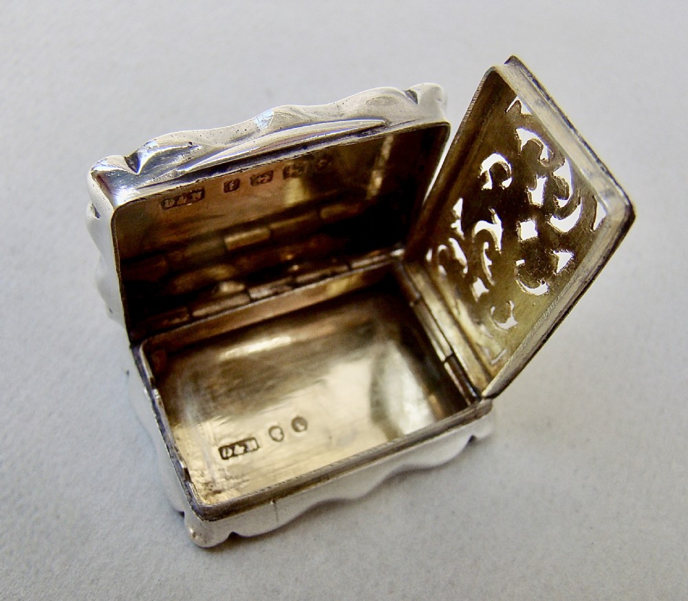 RARE VICTORIAN AESTHETIC MOVEMENT SILVER VINAIGRETTE BY DEAKIN & NEPHEW, BIRMINGHAM 1880 View VII