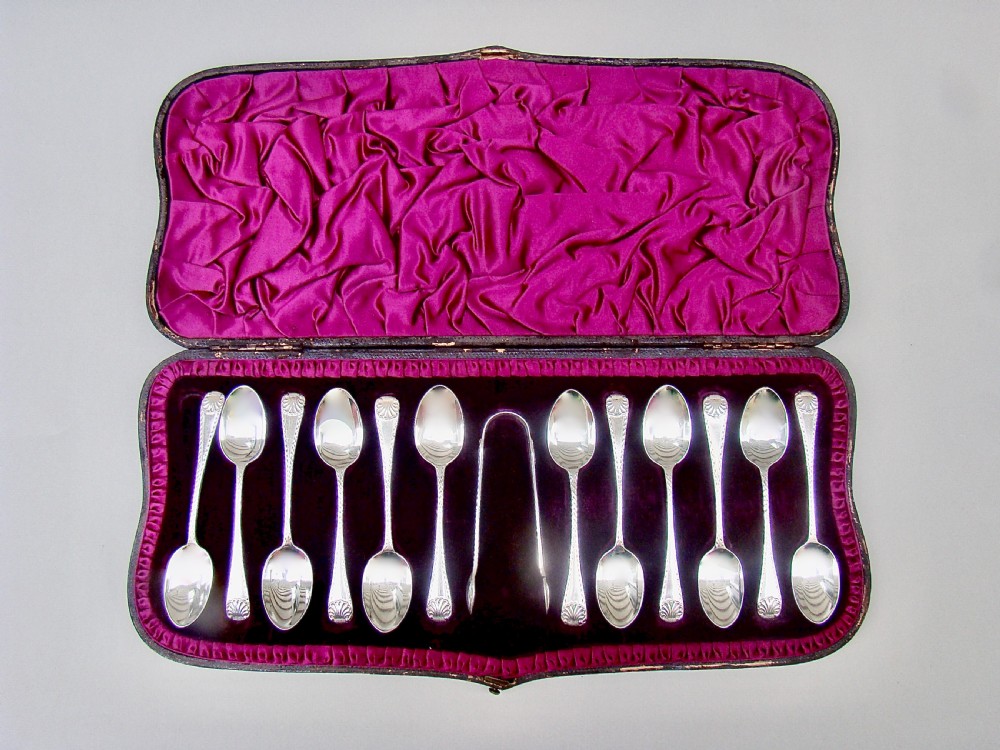 CASED SET OF 12 VICTORIAN TEASPOONS & MATCHING SUGAR TONGS BY WAKELY & WHEELER, LONDON 1889