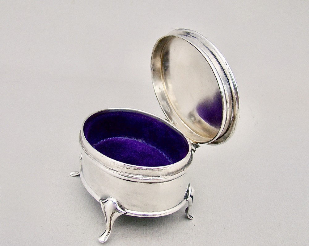 SUPERB GEORGE V SOLID SILVER JEWELLERY BOX BY SYNYER & BEDDOES, BIRMINGHAM 1918 View VI