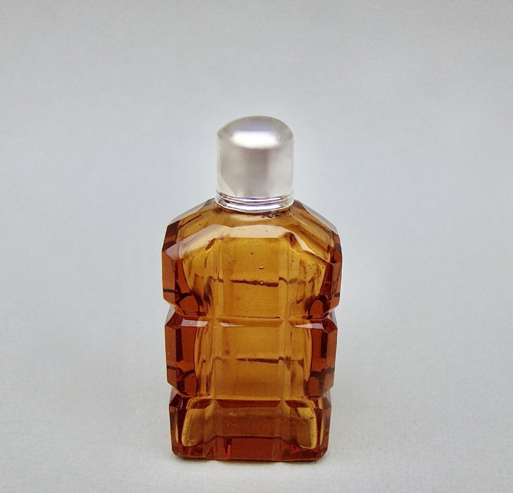 CHARMING VICTORIAN SILVER AND AMBER GLASS SCENT BOTTLE, CIRCA 1860 