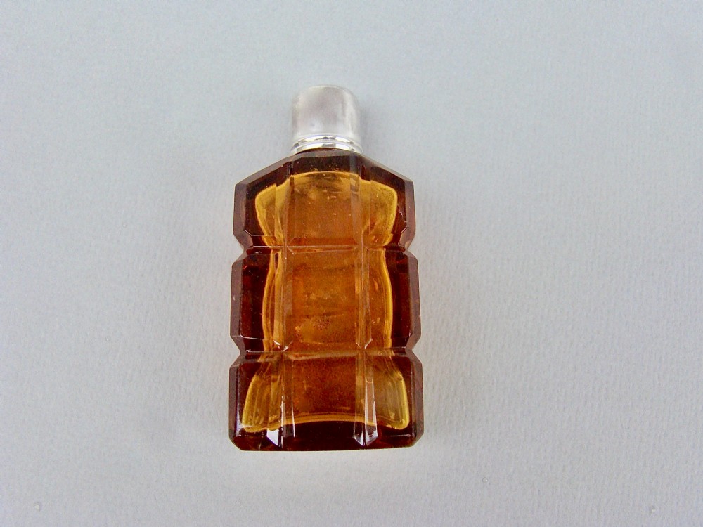 CHARMING VICTORIAN SILVER AND AMBER GLASS SCENT BOTTLE, CIRCA 1860  View III