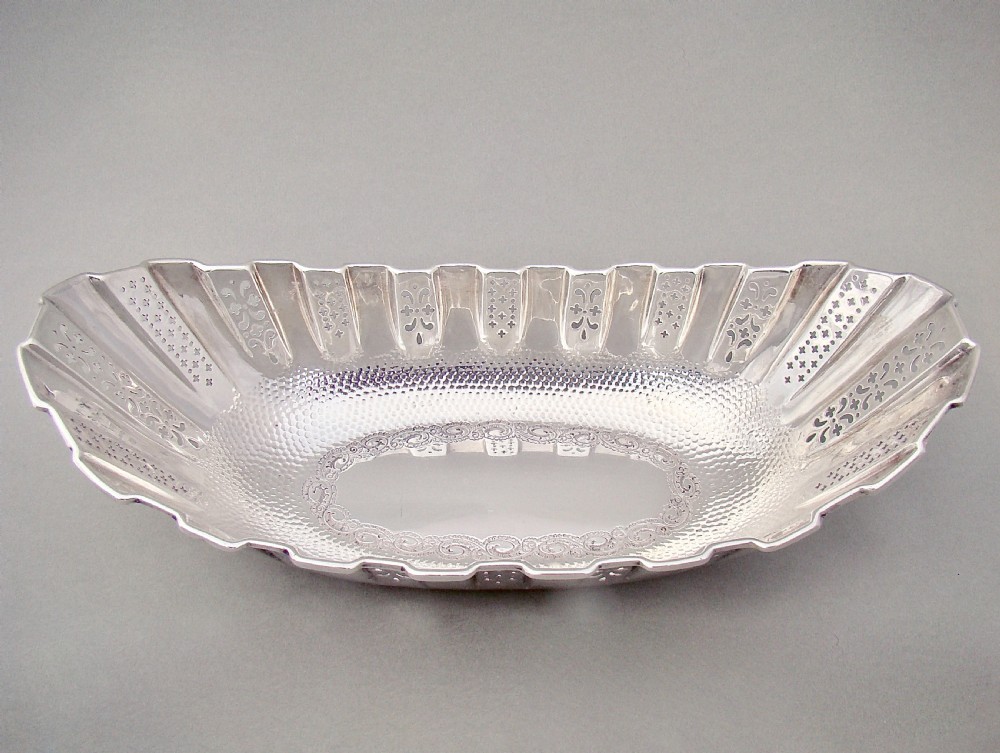 ELEGANT ARTS & CRAFT SPOT-HAMMERED SILVER BREAD BASKET BY JAMES DIXON  & SONS, SHEFFIELD 1902 View II