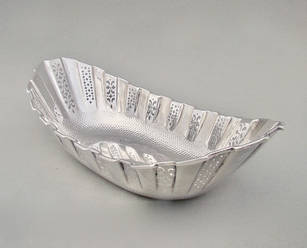 ELEGANT ARTS & CRAFT SPOT-HAMMERED SILVER BREAD BASKET BY JAMES DIXON  & SONS, SHEFFIELD 1902 View III