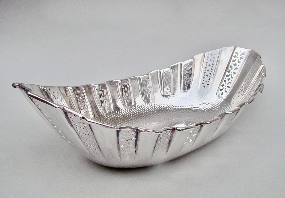 ELEGANT ARTS & CRAFT SPOT-HAMMERED SILVER BREAD BASKET BY JAMES DIXON  & SONS, SHEFFIELD 1902