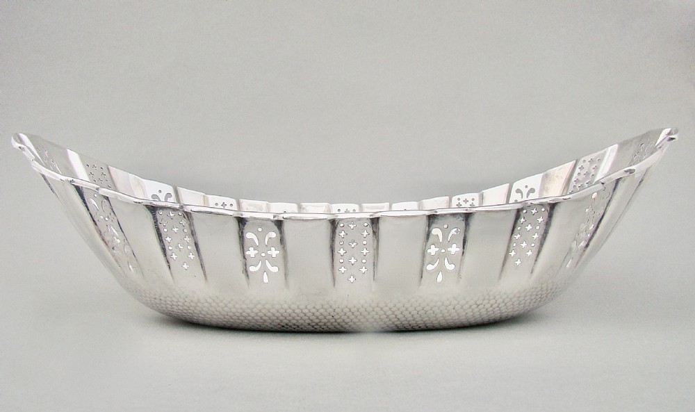 ELEGANT ARTS & CRAFT SPOT-HAMMERED SILVER BREAD BASKET BY JAMES DIXON  & SONS, SHEFFIELD 1902 View V