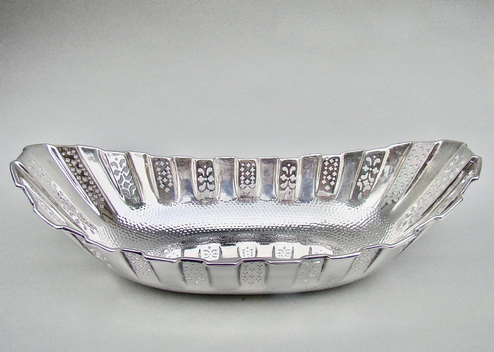 ELEGANT ARTS & CRAFT SPOT-HAMMERED SILVER BREAD BASKET BY JAMES DIXON  & SONS, SHEFFIELD 1902 View IX