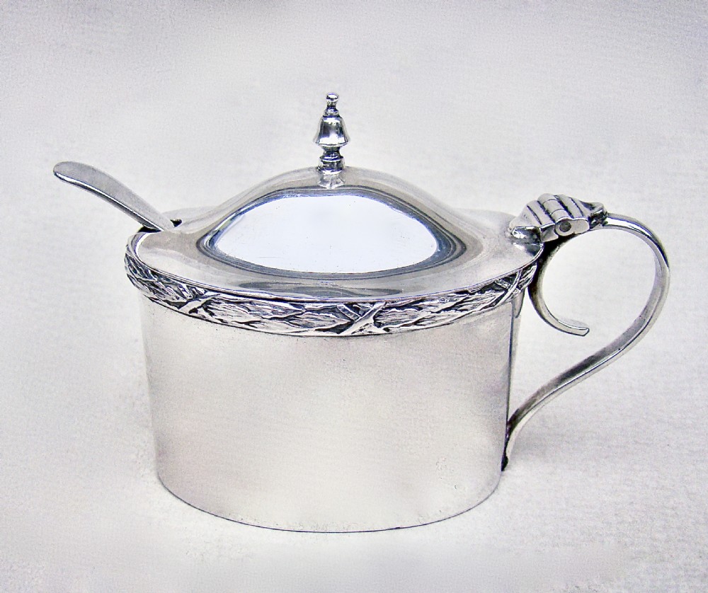 GOOD GEORGE V  SILVER MUSTARD POT BY WILLIAM HUTTON & SONS, BIRMINGHAM 1910 View II