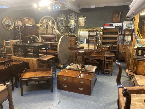 ANTIQUES DECORATIVE PROFILE PHOTO WHICH LINKS TO DEALER PAGE