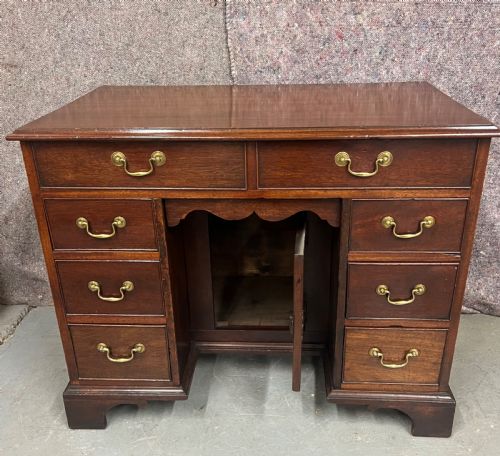 SMALL GEORGE III MAHOGANY DESK - ADDITIONAL PHOTO 5