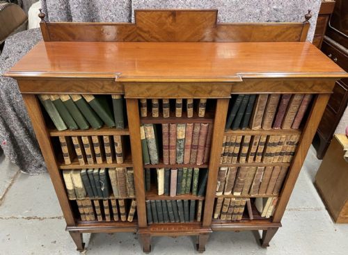 EDWARDIAN MAHOGANY BREAKFRONT OPEN BOOKCASE - ADDITIONAL PHOTO 10