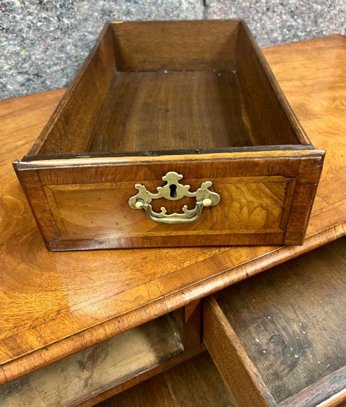 EARLY 18TH C WALNUT CHEST OF DRAWERS - ADDITIONAL PHOTO 7