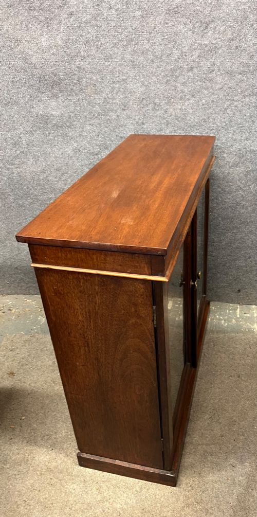 SMALL VICTORIAN MAHOGANY BOOKCASE - ADDITIONAL PHOTO 4