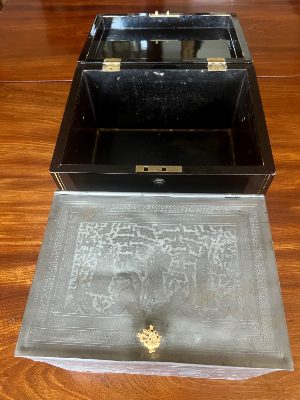 An open early nineteenth-century Chinese export black lacquer tea caddy featuring an engraved pewter inner lid and brass hinges. View II