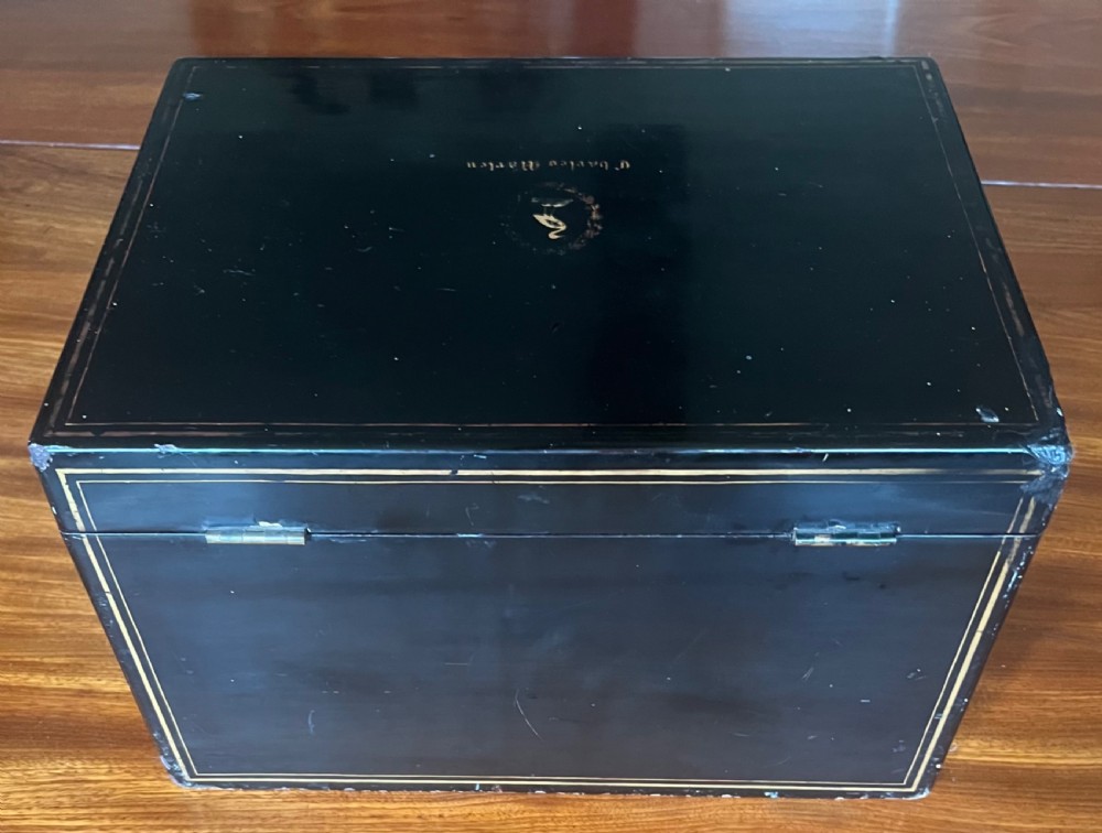 An open early nineteenth-century Chinese export black lacquer tea caddy featuring an engraved pewter inner lid and brass hinges. View IV