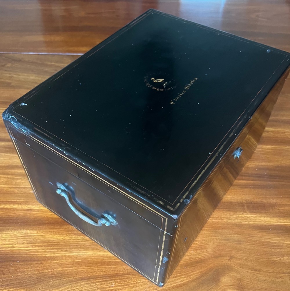 An open early nineteenth-century Chinese export black lacquer tea caddy featuring an engraved pewter inner lid and brass hinges. View V