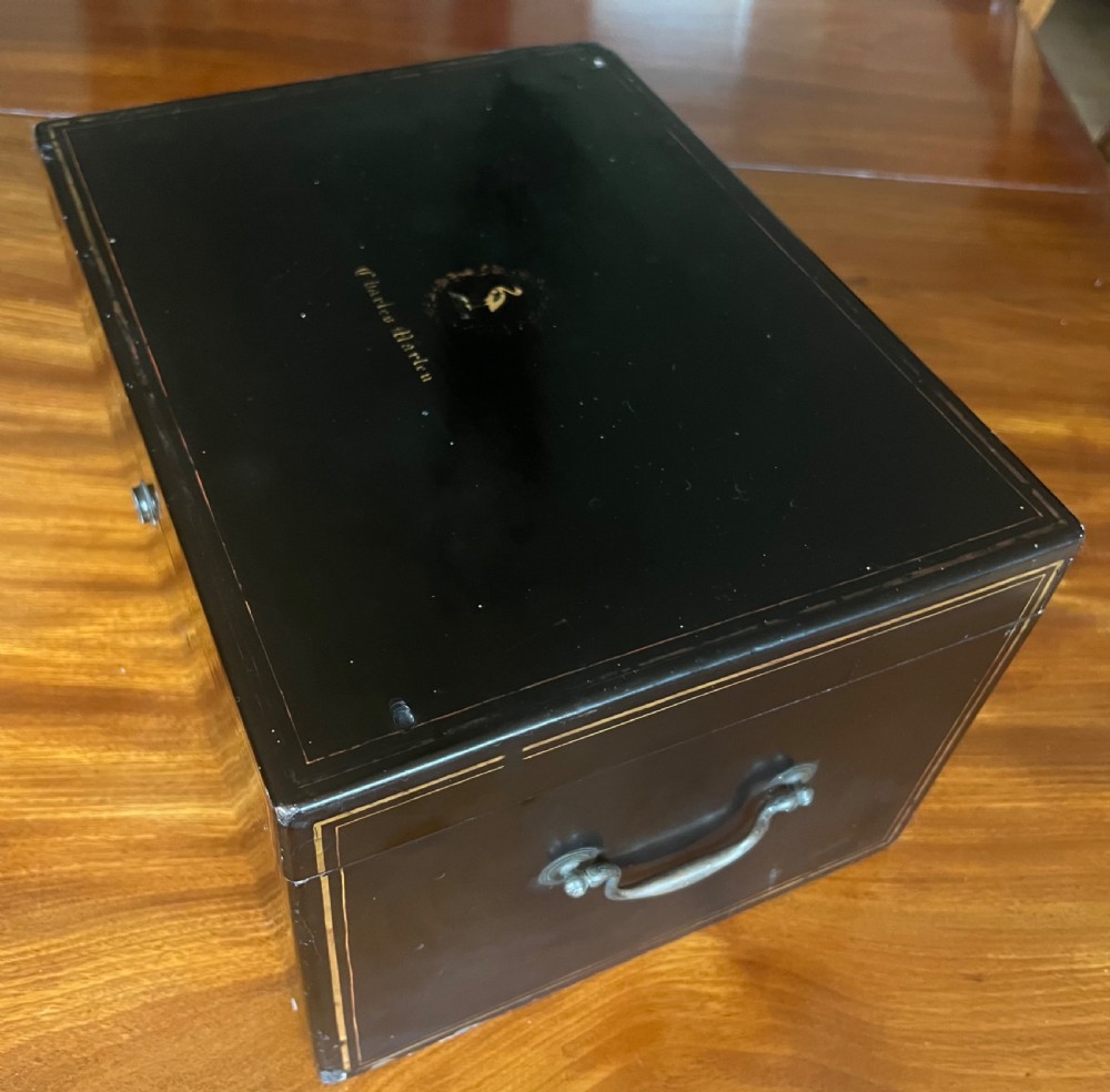 An open early nineteenth-century Chinese export black lacquer tea caddy featuring an engraved pewter inner lid and brass hinges. View VIII