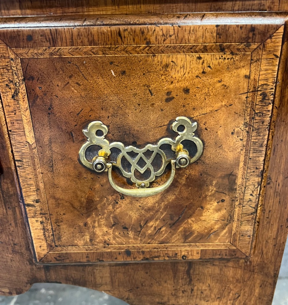 18.th.C. Walnut Low Boy View VII
