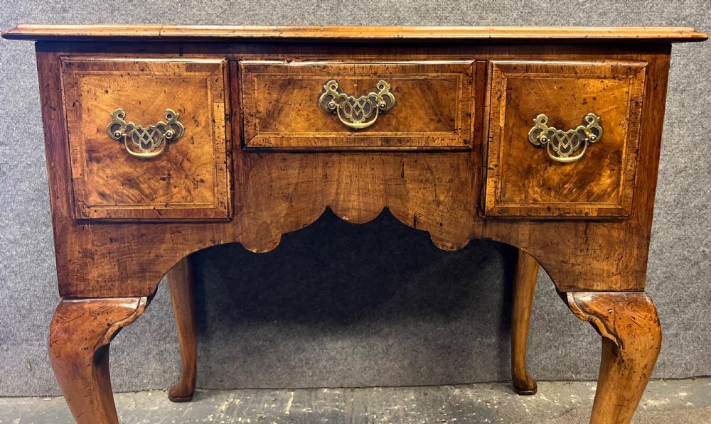 18.th.C. Walnut Low Boy View XIII