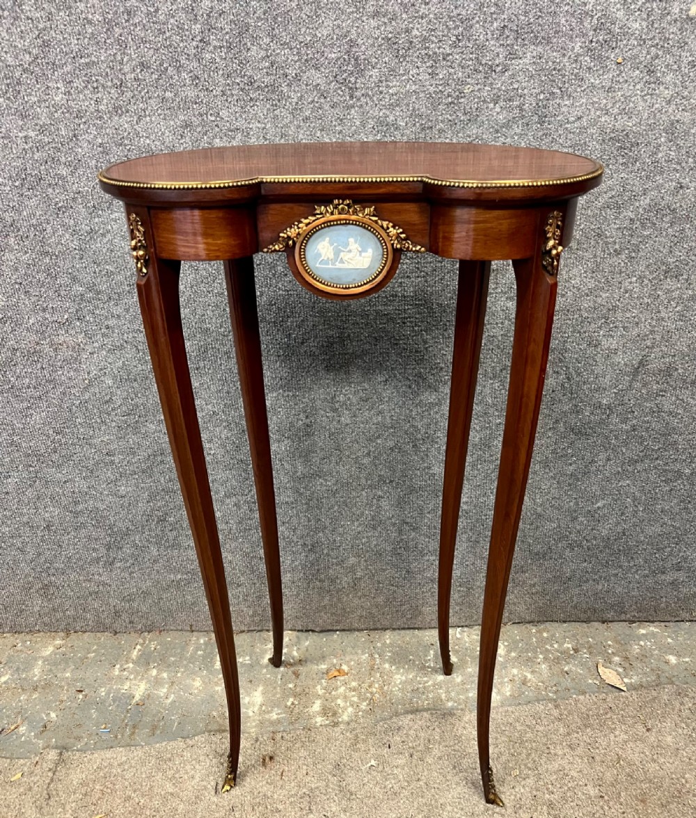 A tall mahogany kidney-shaped occasional table featuring slender cabriole legs, a beaded gilt bronze rim, and a central blue jasperware medallion framed in ormolu.