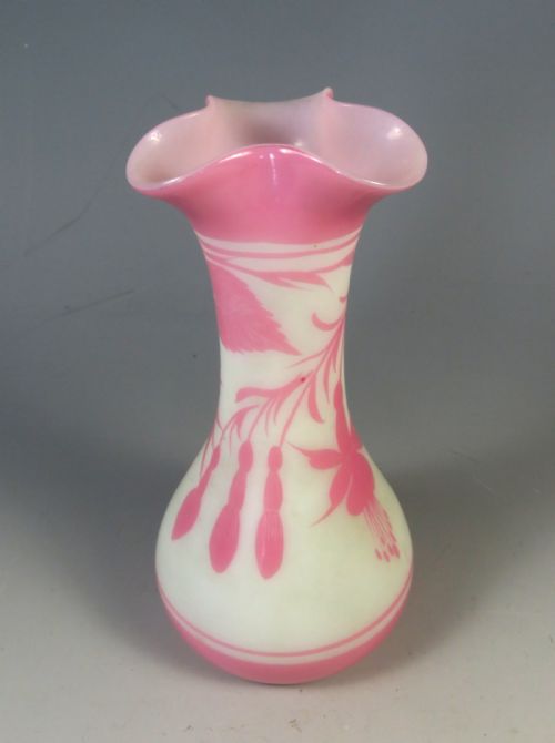STOURBRIDGE PINK OVER WHITE FAUX CAMEO GLASS VASE - ADDITIONAL PHOTO 4