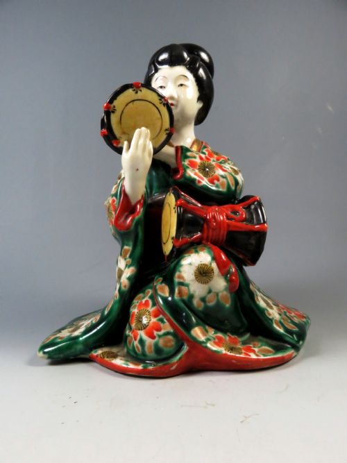 ANTIQUE JAPANESE KUTANI PORCELAIN DRUMMER GIRL - ADDITIONAL PHOTO 1