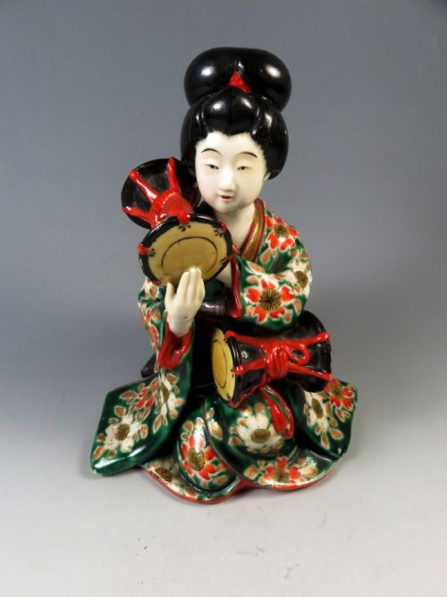 ANTIQUE JAPANESE KUTANI PORCELAIN DRUMMER GIRL - ADDITIONAL PHOTO 2