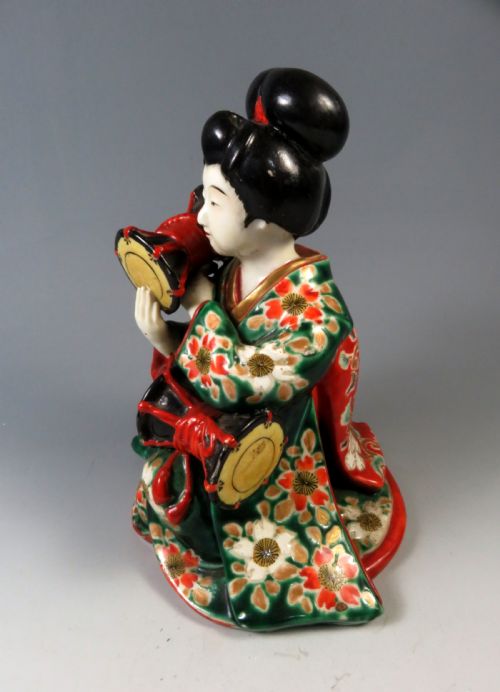 ANTIQUE JAPANESE KUTANI PORCELAIN DRUMMER GIRL - ADDITIONAL PHOTO 3