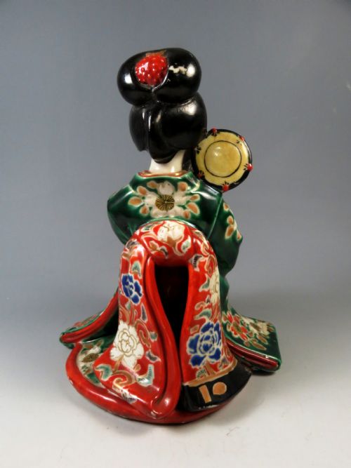 ANTIQUE JAPANESE KUTANI PORCELAIN DRUMMER GIRL - ADDITIONAL PHOTO 4