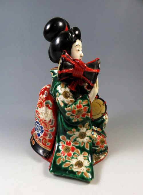 ANTIQUE JAPANESE KUTANI PORCELAIN DRUMMER GIRL - ADDITIONAL PHOTO 5