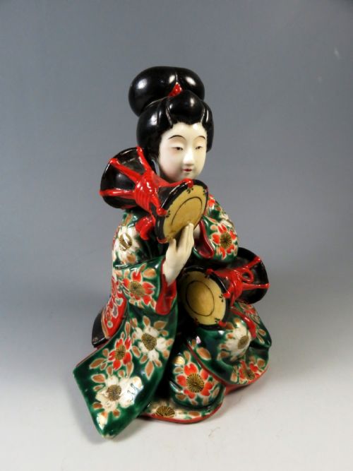 ANTIQUE JAPANESE KUTANI PORCELAIN DRUMMER GIRL - ADDITIONAL PHOTO 6