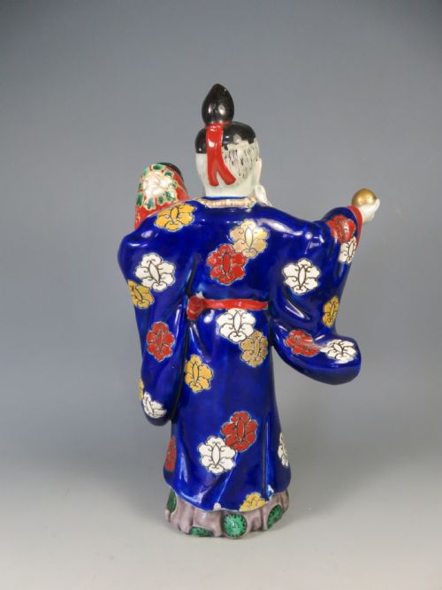 ANTIQUE JAPANESE MEIJI PERIOD KUTANI OKIMONO MAN HOLDING CHILD - ADDITIONAL PHOTO 3