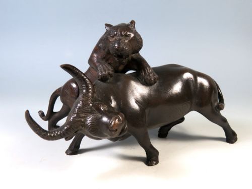 JAPANESE MEIJI PERIOD BRONZE TIGER AND BUFFALO OKIMONO GENRYUSAI SEIYA - ADDITIONAL PHOTO 1