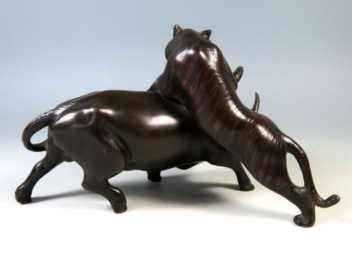 JAPANESE MEIJI PERIOD BRONZE TIGER AND BUFFALO OKIMONO GENRYUSAI SEIYA - ADDITIONAL PHOTO 2