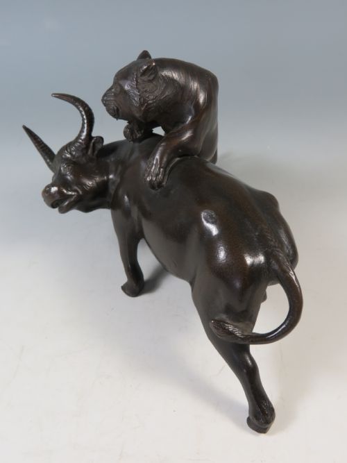 JAPANESE MEIJI PERIOD BRONZE TIGER AND BUFFALO OKIMONO GENRYUSAI SEIYA - ADDITIONAL PHOTO 4