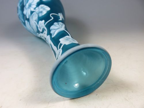 ANTIQUE THOMAS WEBB WHITE ON BLUE CAMEO GLASS VASE NASTURTIUM - ADDITIONAL PHOTO 4