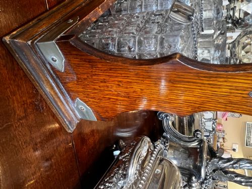 EDWARDIAN OAK TANTALUS WITH THREE GLASS DECANTERS MATCHING HALLMARKED SILVER LABELS - ADDITIONAL PHOTO 3