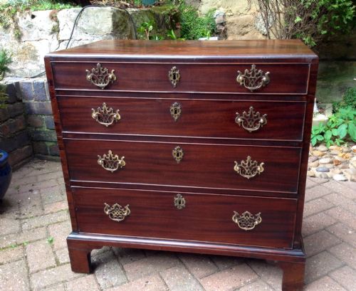 A VERY SMALL EARLY GEORGIAN MAHOGANY CHEST OF DRAWERS - ADDITIONAL PHOTO 1