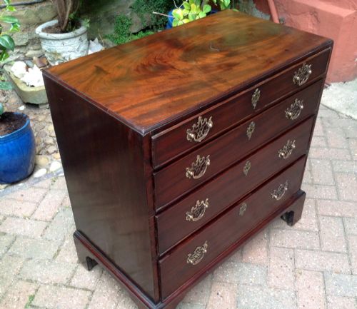 A VERY SMALL EARLY GEORGIAN MAHOGANY CHEST OF DRAWERS - ADDITIONAL PHOTO 2